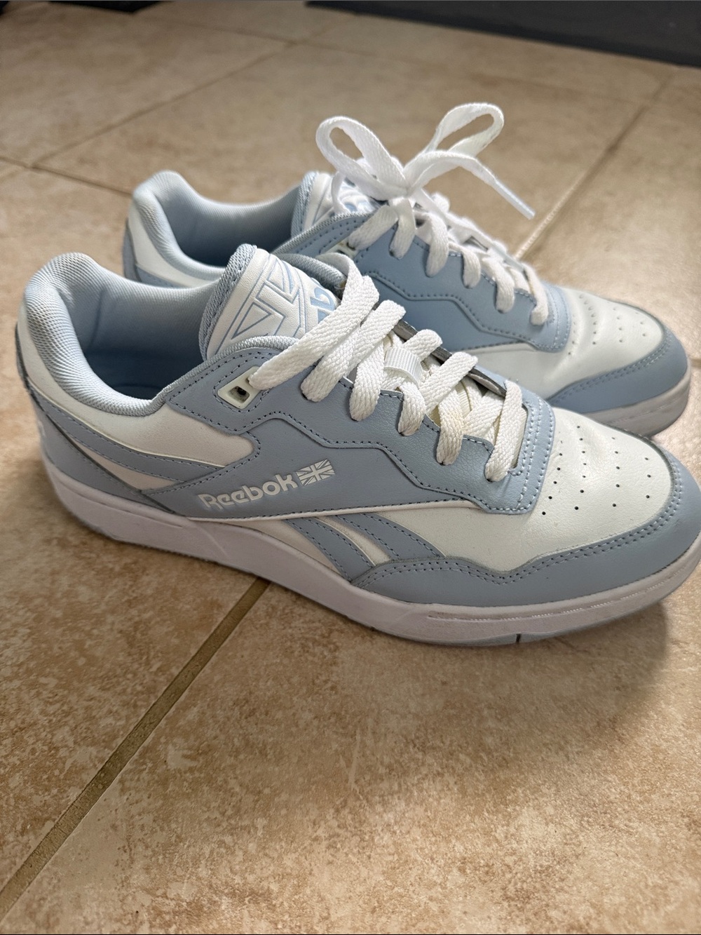 Reebok BB 4000 II Sneaker in Light Blue and White